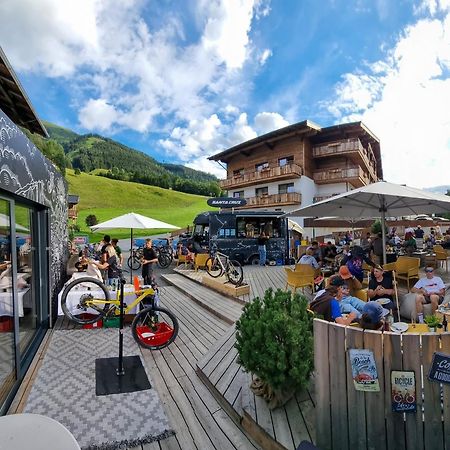 Skill Mountain Lodge - Ski Und Bike Hostel Im Sommer Mit Joker Card 萨尔巴赫 外观 照片