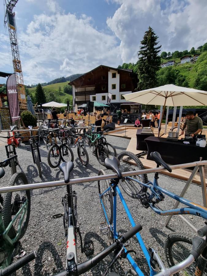Skill Mountain Lodge - Ski Und Bike Hostel Im Sommer Mit Joker Card 萨尔巴赫 外观 照片