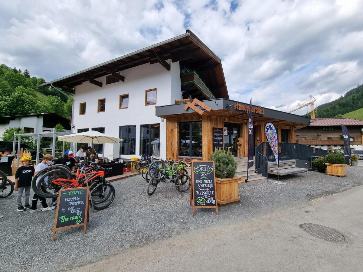 Skill Mountain Lodge - Ski Und Bike Hostel Im Sommer Mit Joker Card 萨尔巴赫 外观 照片