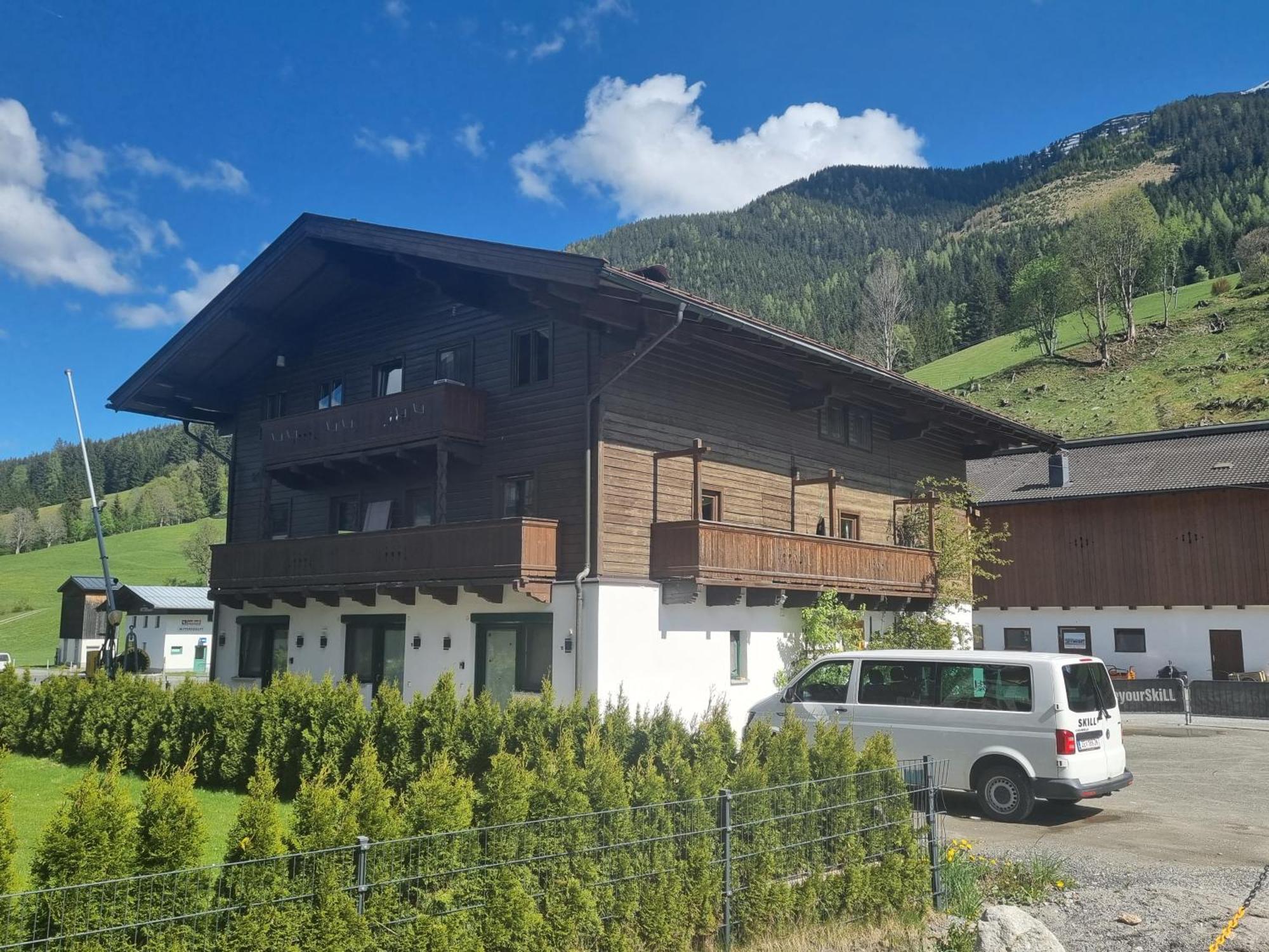 Skill Mountain Lodge - Ski Und Bike Hostel Im Sommer Mit Joker Card 萨尔巴赫 外观 照片